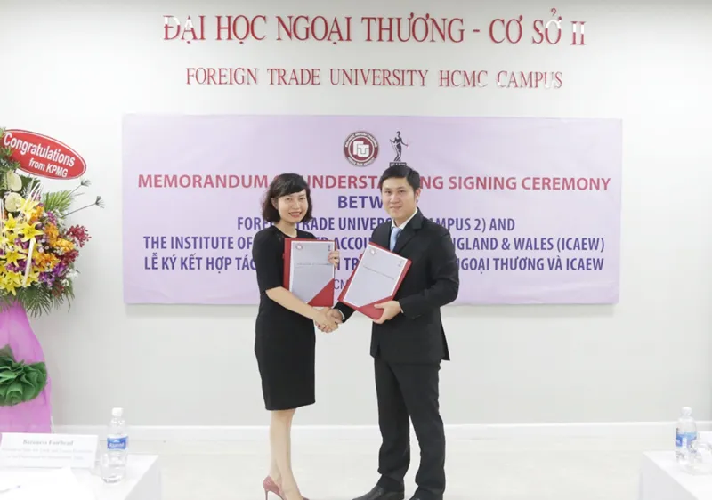Bà Đặng Thị Mai Trang, Trưởng đại diện ICAEW tại Việt Nam và TS. Phạm Hùng Cường, Trưởng ban QLKH-HTQT Đại học Ngoại thương – Cơ sở II