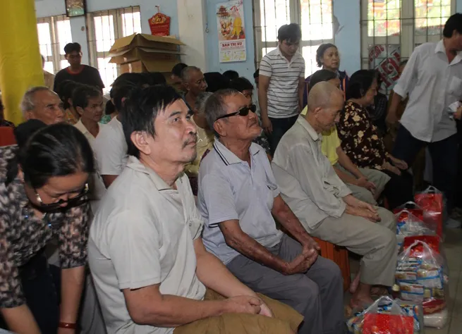 Gần 300 phần quà đến tay người dân nghèo Đồng Tháp