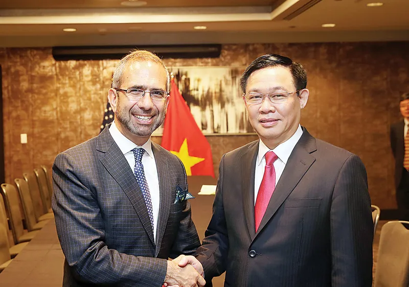 Ông Vương Đình Huệ - Phó Thủ tướng gặp gỡ ông Michael Goltzman - Phó Chủ tịch phụ trách chính sách công, môi trường bền vững và tác động xã hội của Tập đoàn Coca-Cola