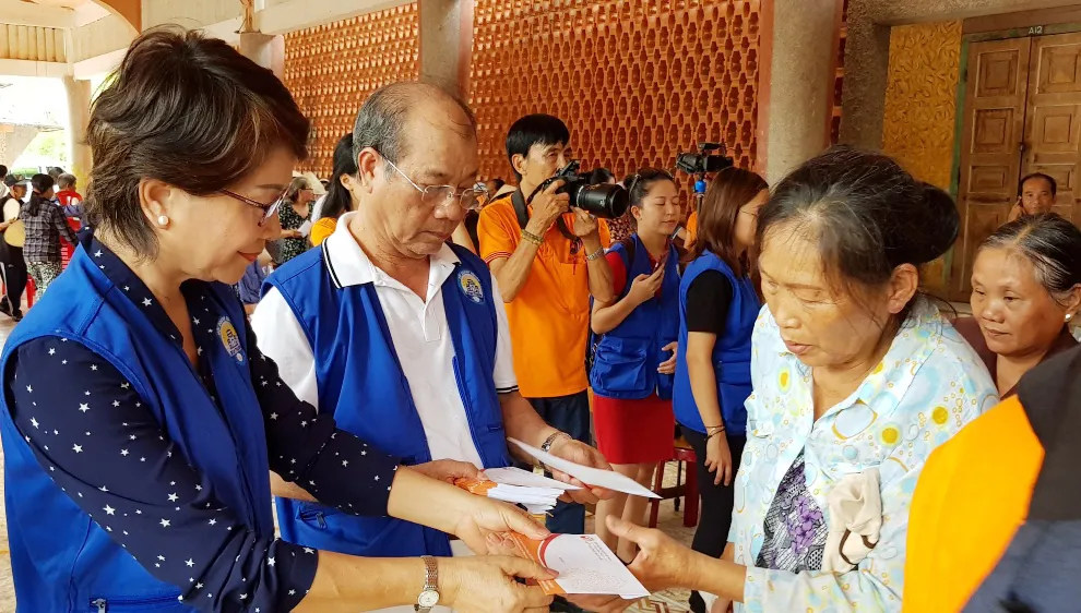Trao quà cho các bệnh nhân
