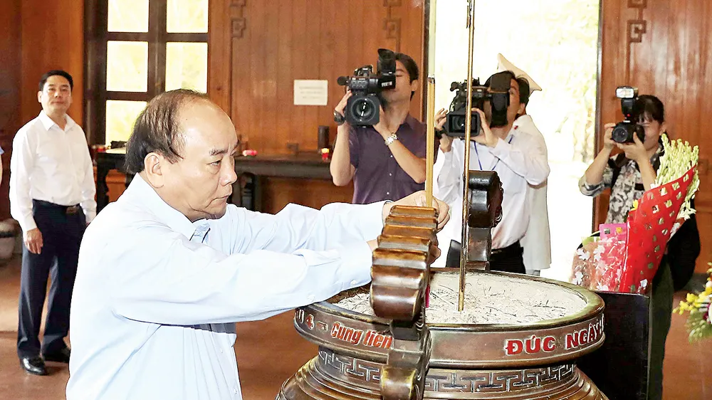 Thủ tướng Nguyễn Xuân Phúc dâng hương tại Khu Di tích quốc gia đặc biệt Kim Liên