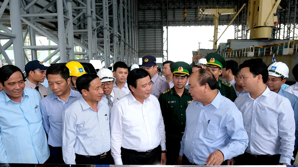 Thủ tướng kiểm tra tình hình hoạt động của cảng nước sâu Sơn Dương. Ảnh: VGP