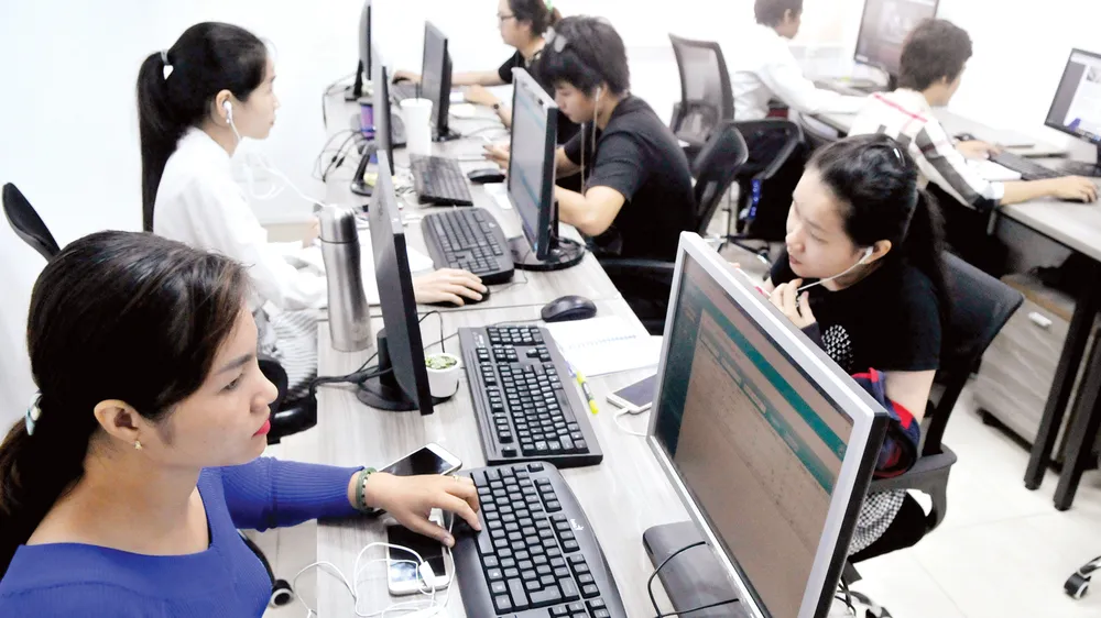Các bạn trẻ làm việc tại không gian khởi nghiệp cho thanh niên thành phố. Ảnh: Cao Thăng