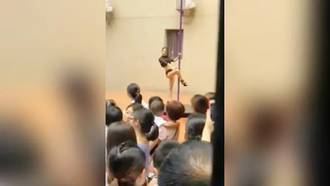 Sa thải hiệu trưởng cho múa cột trong lễ khai giảng tại trường mẫu giáo Thâm Quyến
