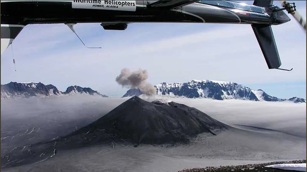 Núi lửa lớn nhất bang Alaska “thức giấc”
