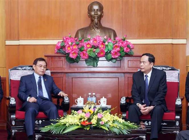 Đồng chí Trần Thanh Mẫn tiếp Chủ tịch Ủy ban Trung ương Mặt trận Lào xây dựng đất nước đồng chí Saysomphone Phomvihane. Ảnh: TTXVN