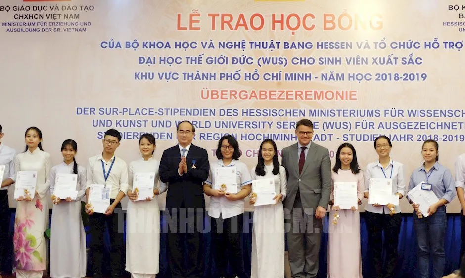 Bí thư Thành ủy TPHCM Nguyễn Thiện Nhân và Bộ trưởng Bộ Khoa học và Nghệ thuật bang Hessen Boris Rhein trao học bổng cho các sinh viên. Ảnh: thanhuytphcm.vn