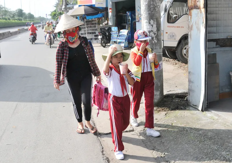Học sinh một trường tiểu học ở huyện Hóc Môn trên đường về nhà sau giờ tan trường. Ảnh: THÀNH TRÍ