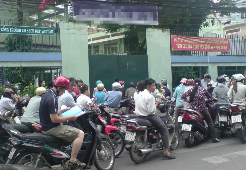 Xanh - sạch trước cổng trường