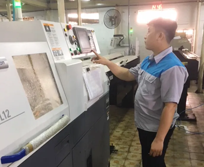 Một doanh nghiệp cơ khí tại quận 8, TPHCM, đầu tư dây chuyền tự động sản xuất bình xăng con xe máy để cạnh tranh với hàng nhập lậu. Ảnh: DŨNG LÊ