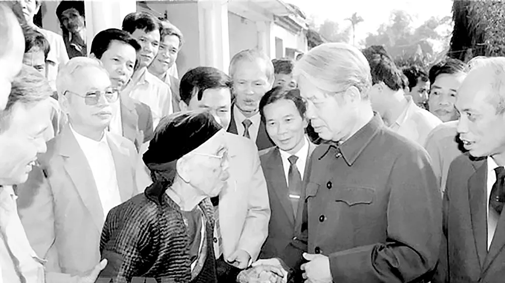 Tổng Bí thư Đỗ Mười nói chuyện thân mật với nhân dân xã Lê Lợi, huyện Thường Tín - Hà Tây (cũ), ngày 1-11-1992. Ảnh: TTXVN