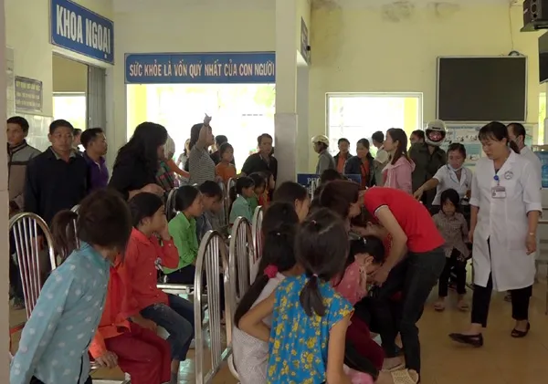 Nhiều học sinh Trường PTDTBT Tiểu học Xín Cái nghị bị ngộ độc thực phẩm được đưa ra Bệnh viện Đa khoa huyện Mèo Vạc. Ảnh: Hà Giang Online