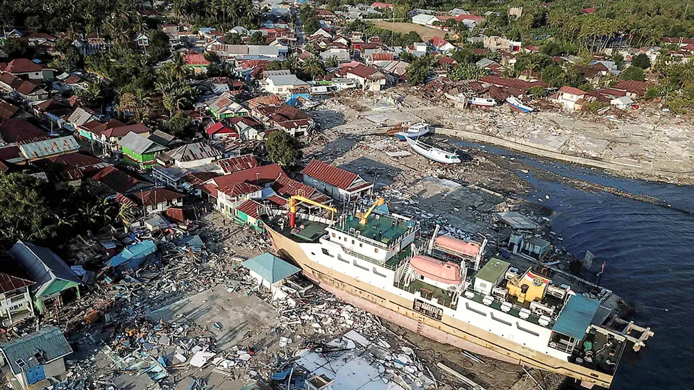Một tàu cá bị sóng đánh văng lên bờ ở Sulawesi, Indonesia