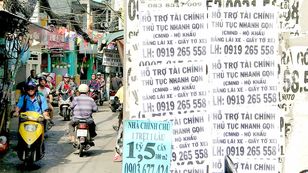 Các hình thức cho vay trả góp bủa vây người dân. Ảnh: HOÀNG HÙNG
