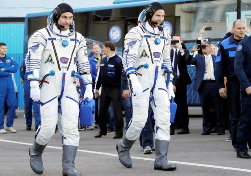 Phi hành gia Nga Aleksey Ovchinin (trái) và phi hành gia Mỹ Nick Hague trước khi lên tàu vũ trụ Soyuz MS-10 trong chuyến phóng ngày 11-10-2018. EPA