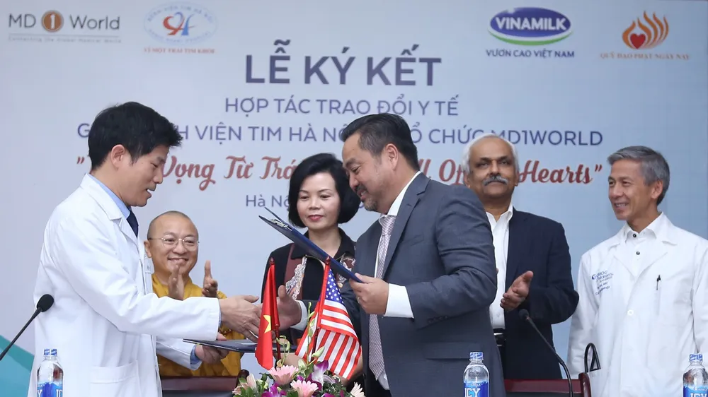 Lãnh đạo Bệnh viện Tim Hà Nội ký kết hợp tác với tổ chức MD1World.
