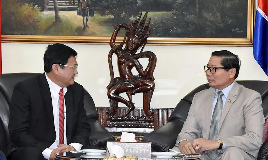Phó Chủ tịch UBND TPHCM Huỳnh Cách Mạng chúc mừng kỷ niệm 65 năm Ngày Độc lập Vương quốc Campuchia đến Tổng Lãnh sự Vương quốc Campuchia tại TPHCM Im Hen. Ảnh: hcmcpv