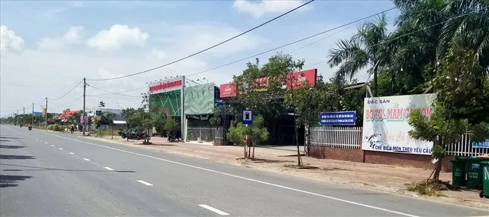 Một tuyến đường đã được cấp "bìa đỏ" phần đất nhà nước quản lý nằm ngay mặt tiền, Thanh tra đề nghị trả lại hiện trạng ban đầu. Ảnh: Báo Lao Động