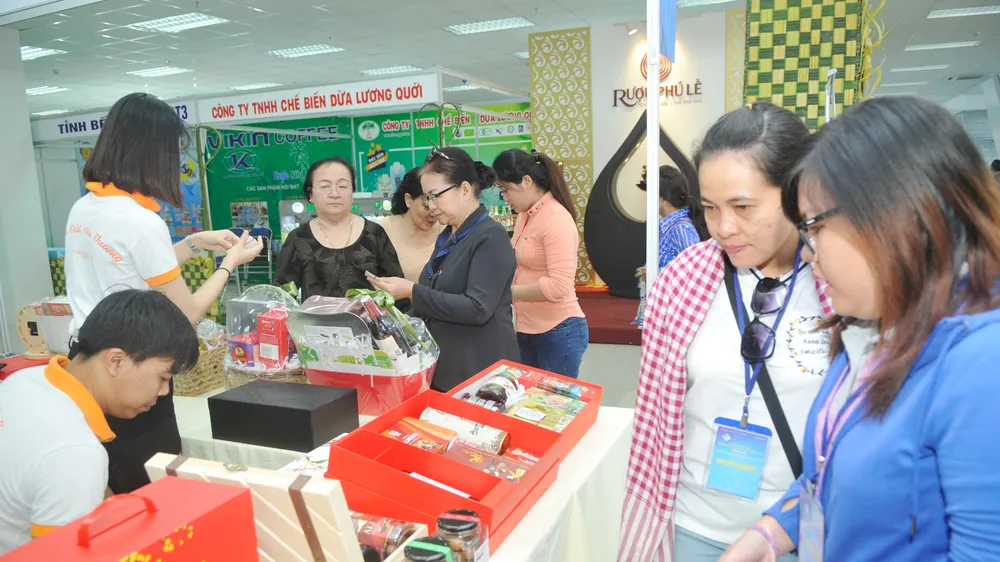 Khách tham quan hội nghị Kết nối cung cầu hàng hóa giữa TPHCM và các tỉnh, thành phố năm 2018. Ảnh: CAO THĂNG