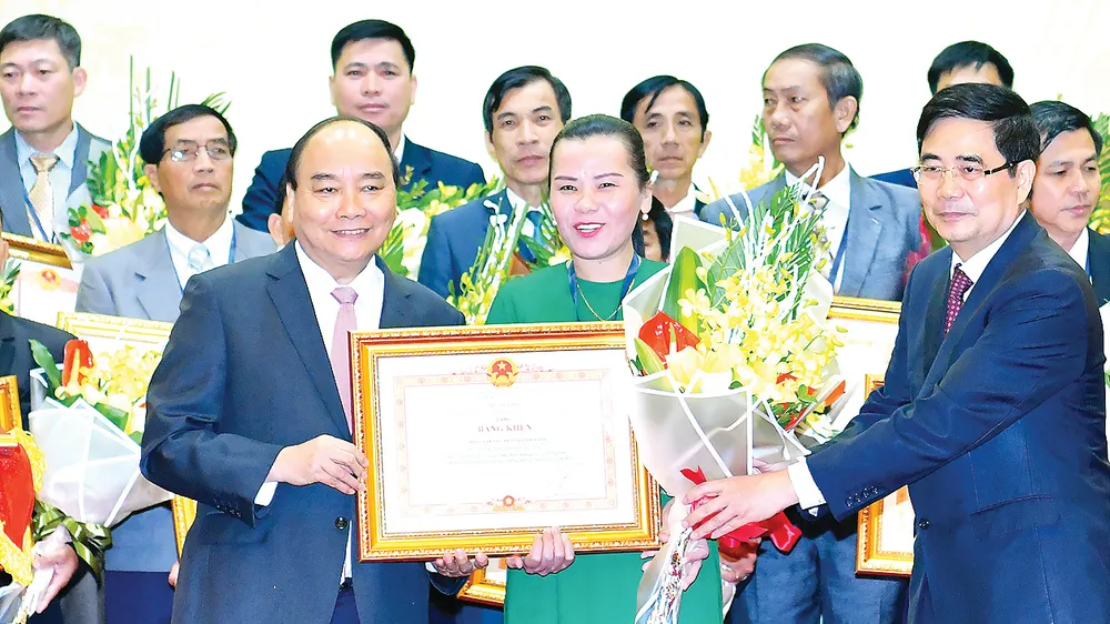 Thủ tướng trao bằng khen, tôn vinh các tổ chức, cá nhân có thành tích xuất sắc
