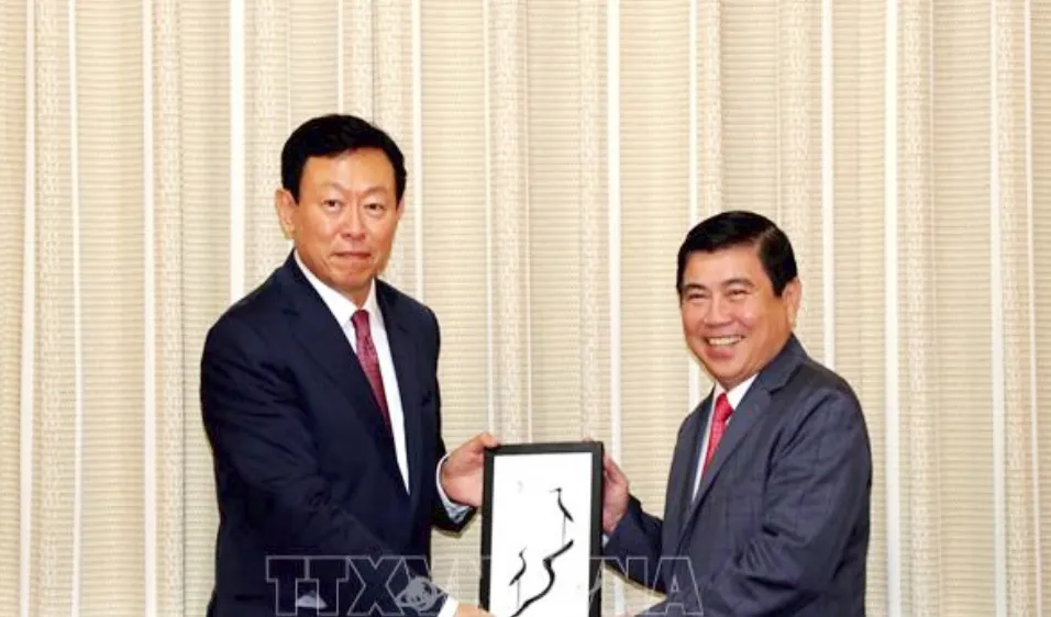 Chủ tịch UBND TPHCM Nguyễn Thành Phong tiếp ông Shin Dong Bin, Chủ tịch Tập đoàn Lotte (Hàn Quốc). Ảnh: TTXVN