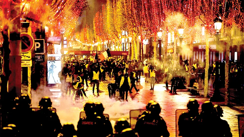 Biểu tình của phe “Áo vàng” diễn ra thâu đêm ở Paris. Ảnh: Getty Image