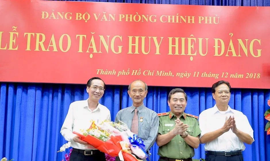 Nguyên Thủ tướng Chính phủ Nguyễn Tấn Dũng và Phó Chủ tịch Thường trực UBND TP Lê Thanh Liêm tặng hoa chúc mừng đồng chí Võ Viết Thanh. Ảnh: hcmcpv