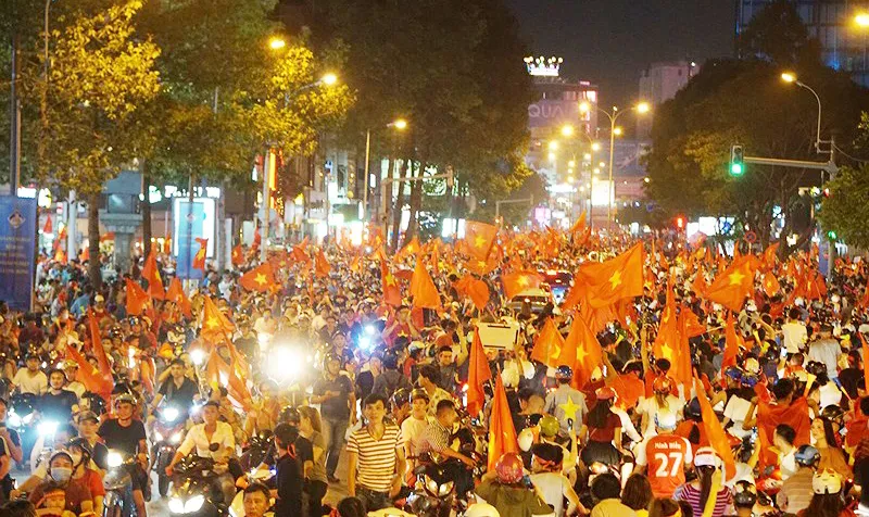 Hàng ngàn cổ động viên trên đường Trần Hưng Đạo, quận 1 đổ về khu trung tâm TPHCM. Ảnh: HOÀNG HÙNG