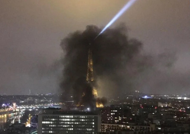 Tháp Eiffel, biểu tượng của nước Pháp mù mịt khói đen.