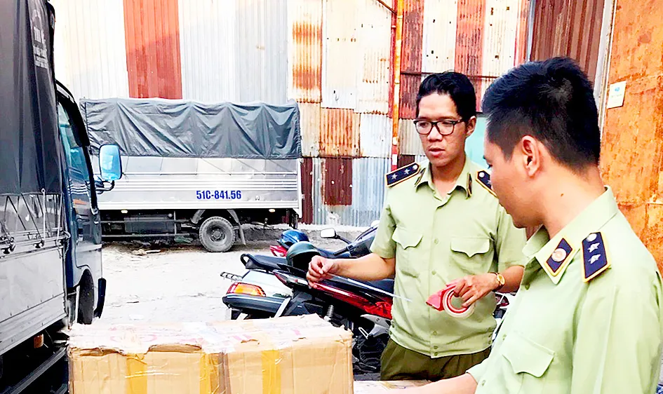 Thu giữ hàng thời trang, mỹ phẩm không rõ nguồn gốc