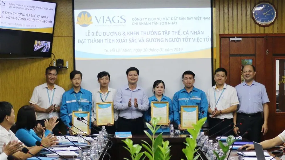  Tuyên dương cán bộ, nhân viên trả lại tài sản cho hành khách. Ảnh: Báo Lao Động