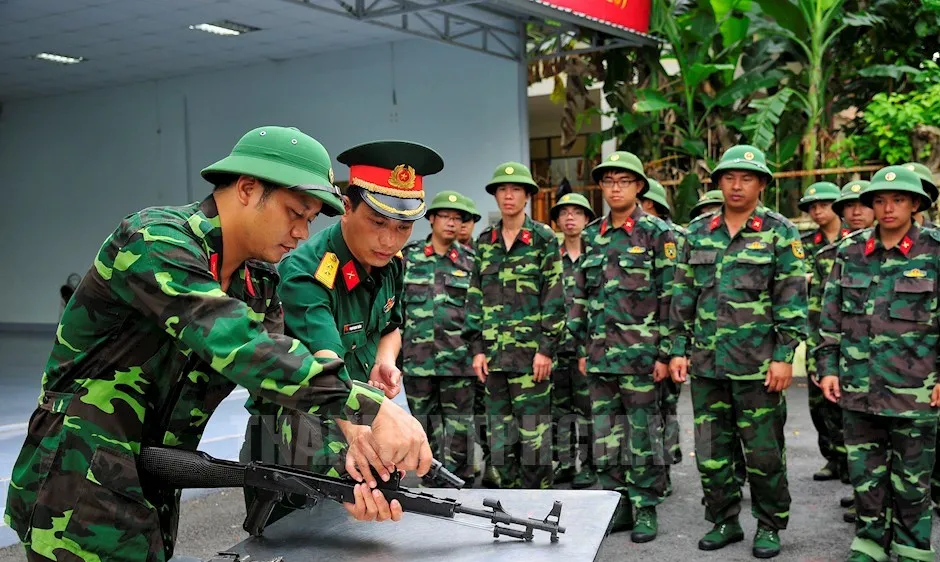 Huấn luyện tháo lắp súng cho học viên đào tạo Sĩ quan dự bị Y tế tại Trường Quân sự TPHCM. Ảnh: hcmcpv