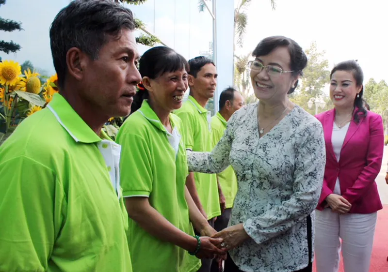 Bà Nguyễn Thị Quyết Tâm - nguyên Chủ tịch HĐND TPHCM thăm hỏi người lao động ở Khu liên hợp xử lý chất thải Đa Phước.
