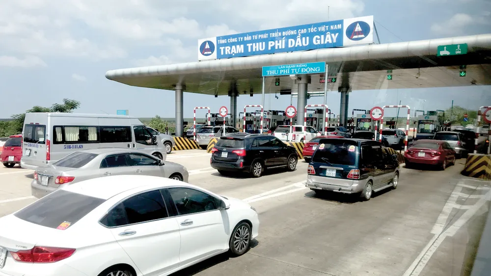 Các dòng xe chờ qua Trạm thu phí Dầu Giây. Ảnh: HOÀNG HÙNG ​