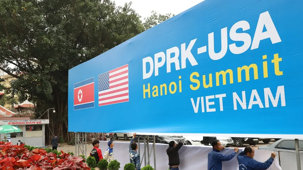 Lắp đặt pano chào mừng Hội nghị Thượng đỉnh Mỹ - Triều Tiên