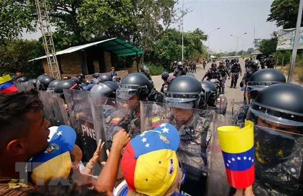 Cảnh sát Venezuela ngăn chặn những người biểu tình quá khích tại khu vực biên giới giữa Venezuela và Colombia ngày 23-2.