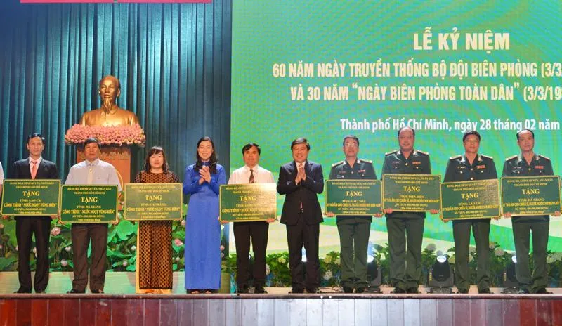 Chủ tịch UBND TPHCM Nguyễn Thành Phong trao tặng "Mái ấm chiến sỹ","Nước sạch vùng biên". Ảnh:VIỆT DŨNG