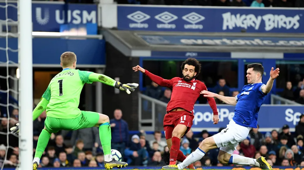 Liverpool (áo đỏ) bị Everton cầm hòa 0 - 0.