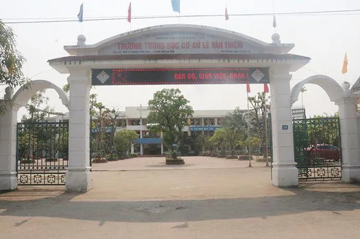 Bác tin đồn thầy giáo làm nữ sinh có bầu