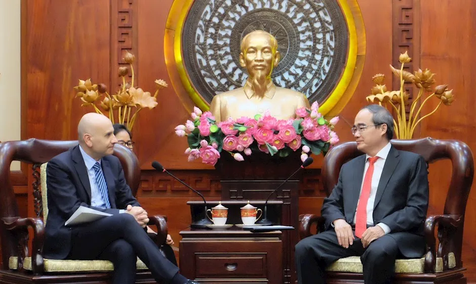 Bí thư Thành ủy TP Nguyễn Thiện Nhân tiếp tân Đại sứ Italia Antonio Alessandro. Ảnh: hcmcpv