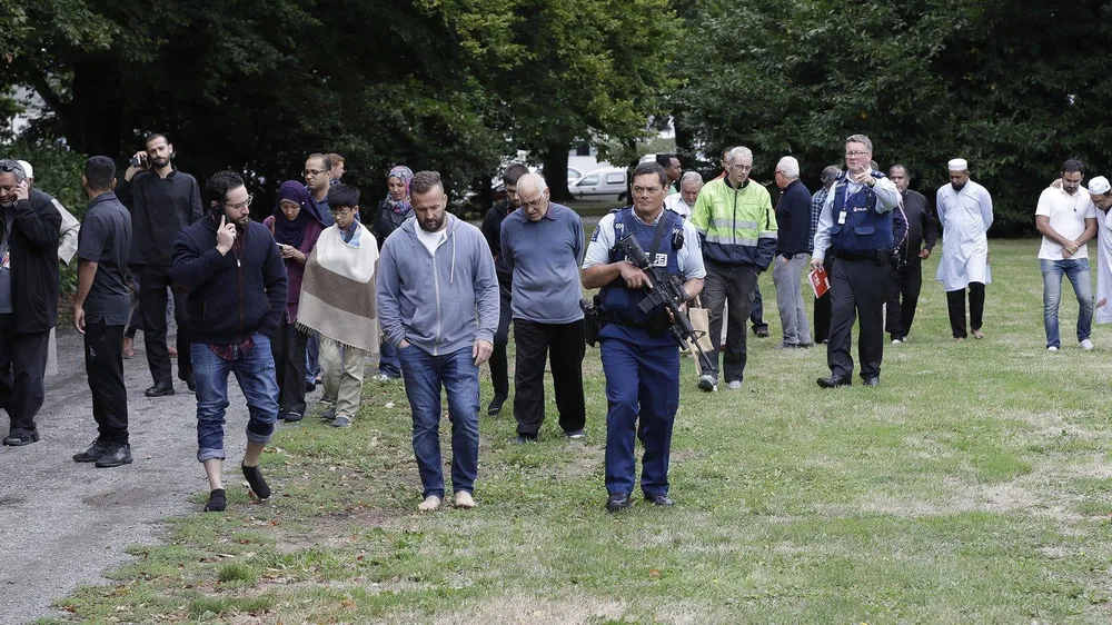 Cảnh sát đưa mọi người rời nhà thờ bị tấn công khủng bố ở TP Christchurch, New Zealand, ngày 15-3-2019. Ảnh: AP