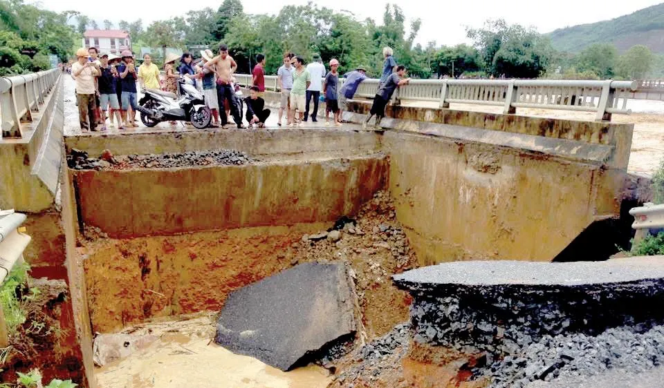 Mưa lũ làm sập cầu Tân Sơn trên quốc lộ 32 (tỉnh Phú Thọ)