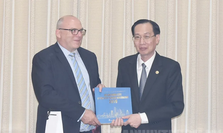Phó Chủ tịch Thường trực UBND TPHCM Lê Thanh Liêm trao quà lưu niệm cho ông Grant MePherson, Tổng Giám đốc Điều hành Cơ quan Giáo dục New Zealand. Ảnh: hcmcpv
