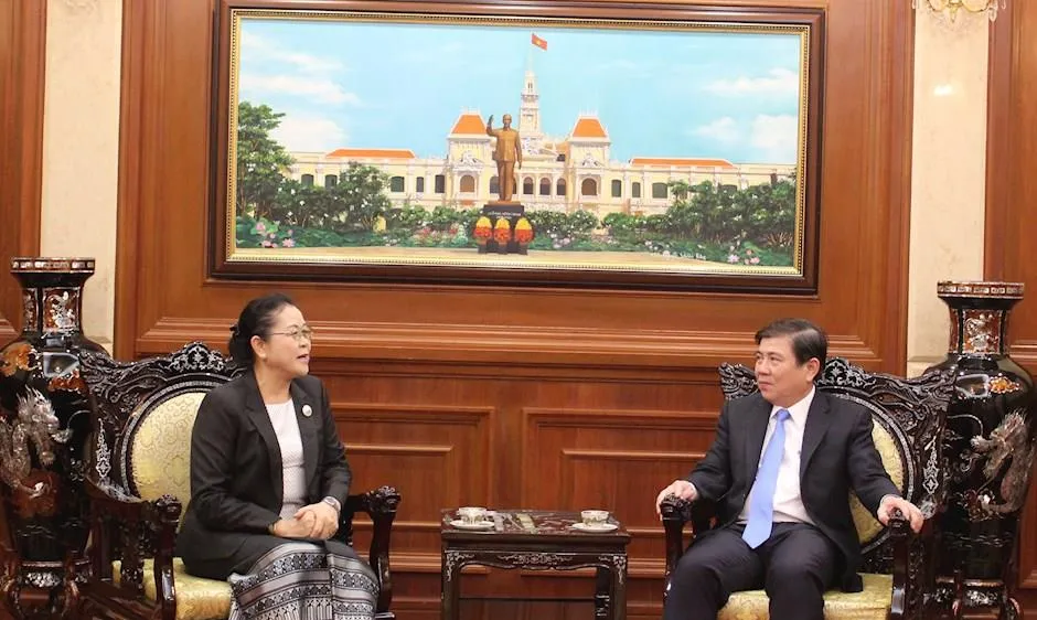 Chủ tịch UBND TPHCM Nguyễn Thành Phong tiếp tân Tổng Lãnh sự Lào tại TPHCM Phimpha Kcomixay đến chào nhân nhận nhiệm kỳ mới. Ảnh: hcmcpv
