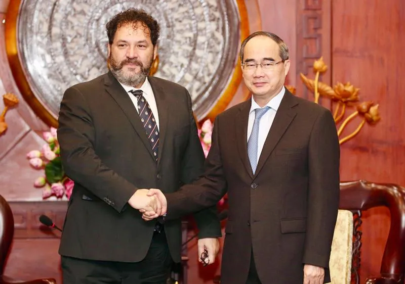 Bí thư Thành ủy TPHCM Nguyễn Thiện Nhân tiếp ông Carel Richter, Tổng Lãnh sự Hà Lan tại TPHCM Ảnh: HOÀNG HÙNG
