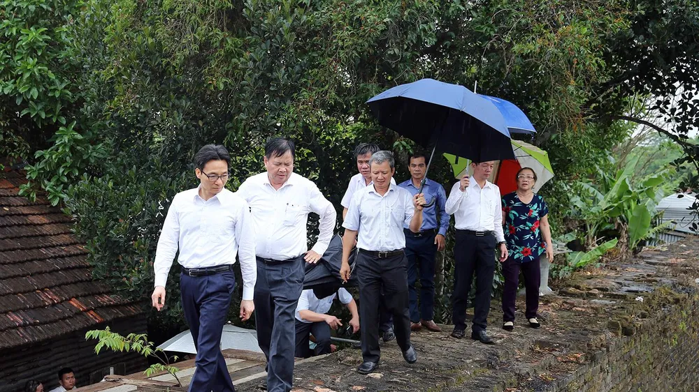 Phó Thủ tướng Vũ Đức Đam thăm các hộ dân đang sống tạm trên tường thành thuộc khu vực 1 di tích Kinh thành Huế. Ảnh: VGP