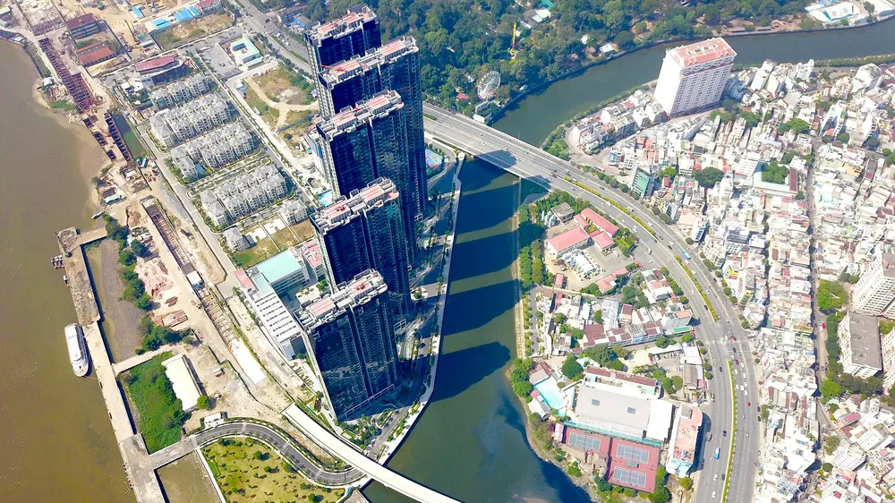 Tuyến Metro M1 ngầm từ lòng đất được chui lên tại khu cân cư Vinhome BaSon, quận 1. Ảnh: HOÀNG HÙNG