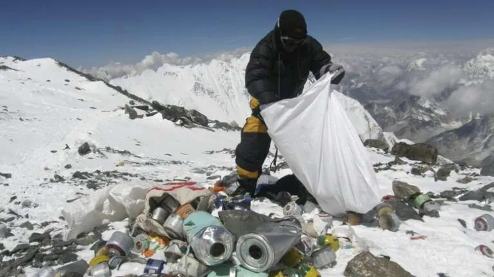 Nepal dọn rác ở núi Everest