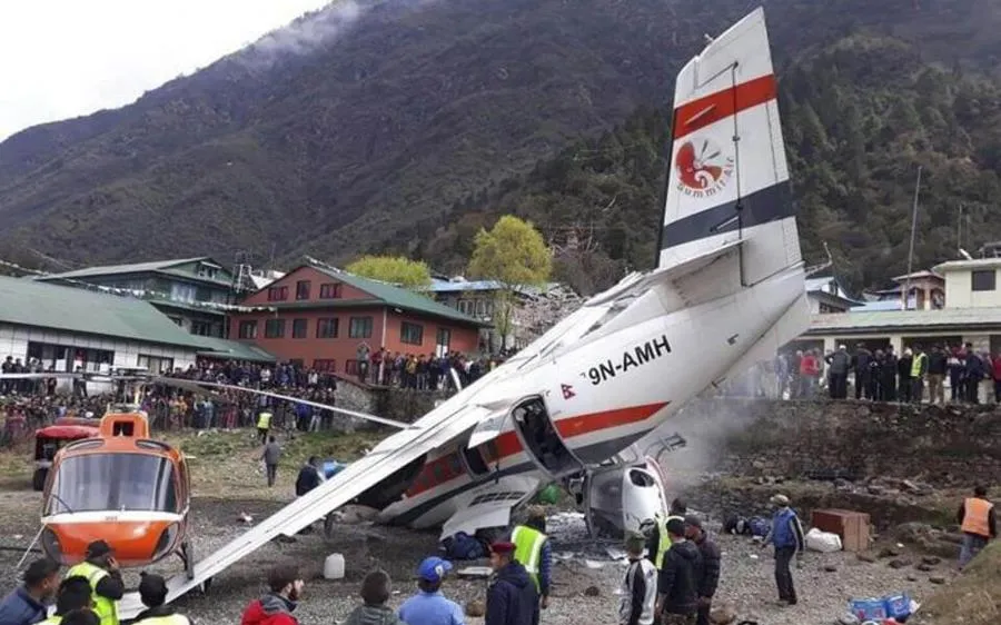 Hiện trường tai nạn máy bay của hãng Summit Air đâm vào trực thăng tại sân bay Tenzing Hillary ở Lukla, Nepal, ngày 14-4-2019. Ảnh: EPA-EFE