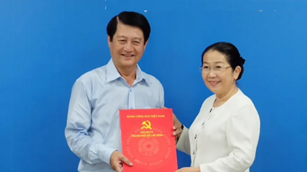 Đồng chí Võ Thị Dung trao quyết định nghỉ hưu cho đồng chí Lê Trọng Hiếu